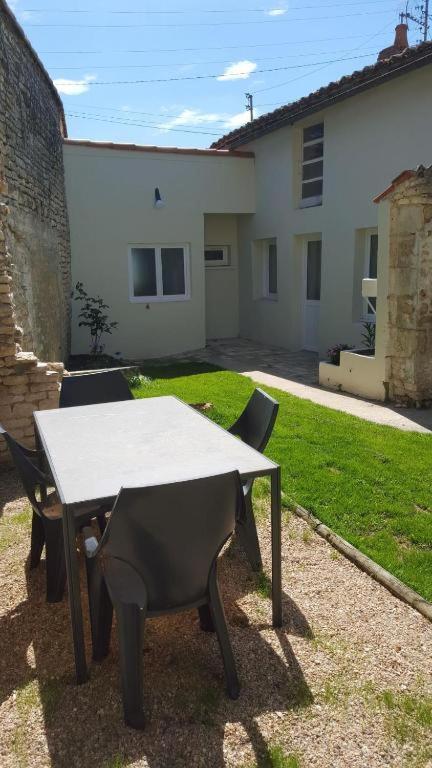 La Roseraie Bed & Breakfast Neuville-du-Poitou
