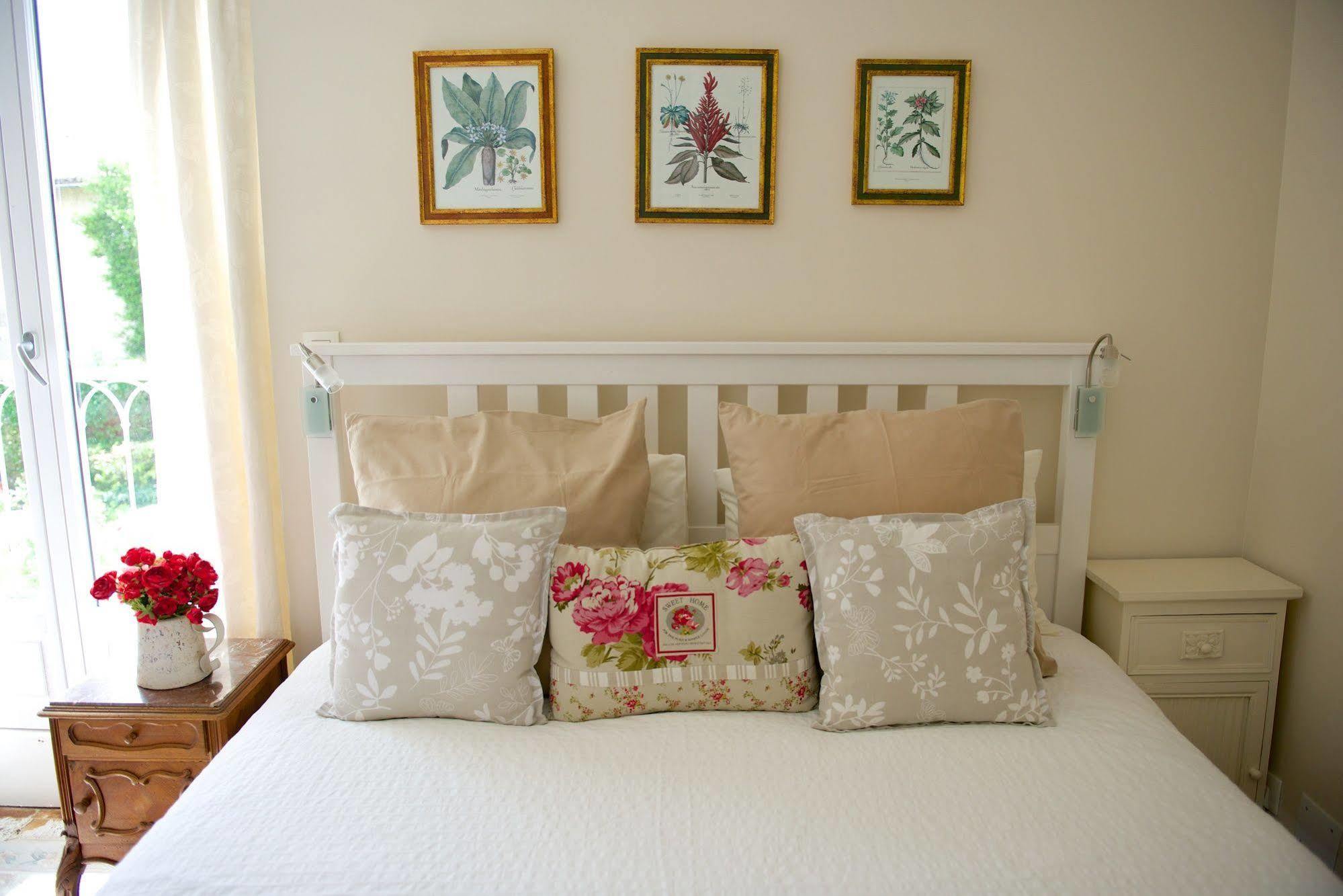 Bed & Breakfast La Roseraie Neuville-du-Poitou